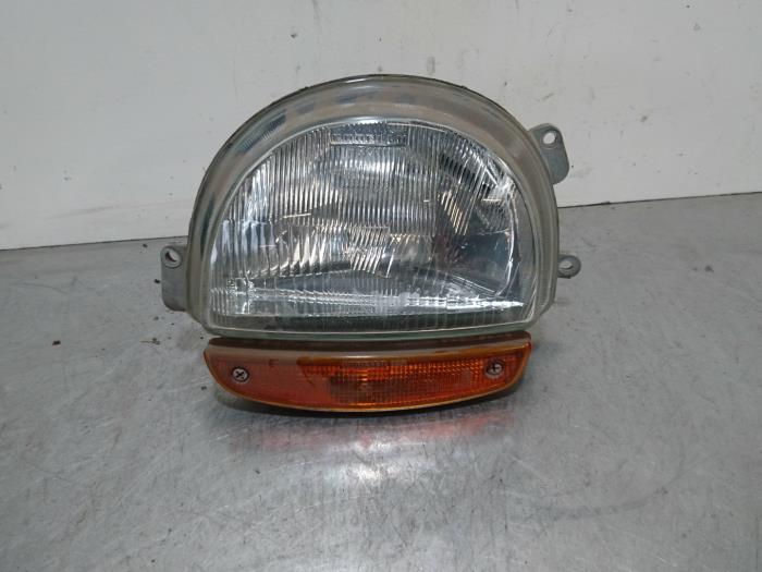 Używane Reflektor lewy Renault Twingo (C06) 1.2 SPi Phase I Cena € 10,50 Procedura marży oferowane przez Autoparts Pater