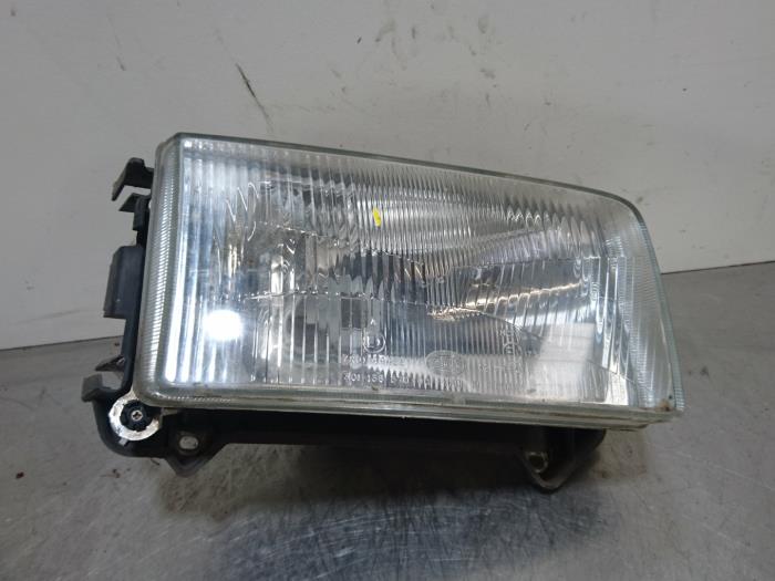 Używane Reflektor prawy Volkswagen Transporter/Caravelle T4 1.8 Cena € 19,06 Z VAT oferowane przez Autoparts Pater