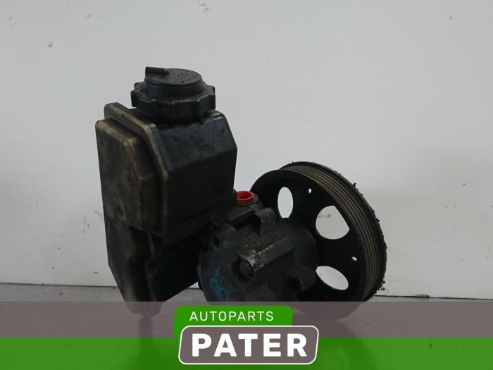 Power steering pump from a Opel Vectra B (36) 2.0 16V Ecotec 1997