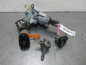 Usagé Kit serrure cylindre (complet) Toyota RAV4 (A2) 2.0 16V VVT-i 4x4 Prix € 78,75 Règlement à la marge proposé par Autoparts Pater