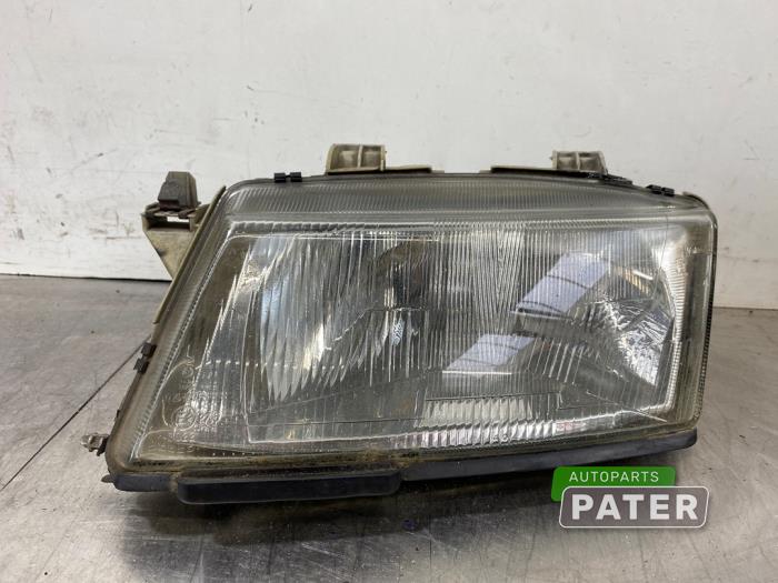 Używane Reflektor lewy Saab 9-3 I (YS3D) 2.2 TiD 16V Cena € 31,50 Procedura marży oferowane przez Autoparts Pater