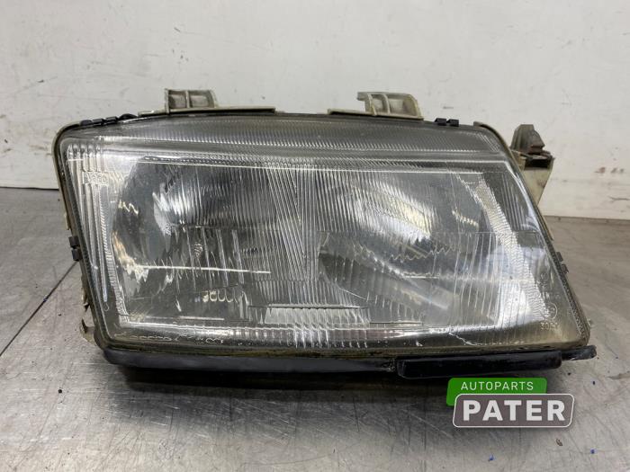 Używane Reflektor prawy Saab 9-3 I (YS3D) 2.2 TiD 16V Cena € 31,50 Procedura marży oferowane przez Autoparts Pater