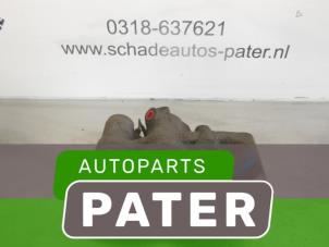 Używane Zacisk hamulcowy lewy tyl Mercedes Vito (638.0) 2.2 CDI 110 16V Cena € 19,06 Z VAT oferowane przez Autoparts Pater