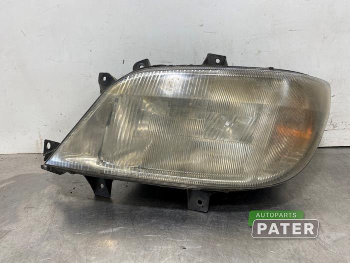 Używane Reflektor lewy Mercedes Sprinter 4t (904) 416 CDI 20V Cena € 38,12 Z VAT oferowane przez Autoparts Pater