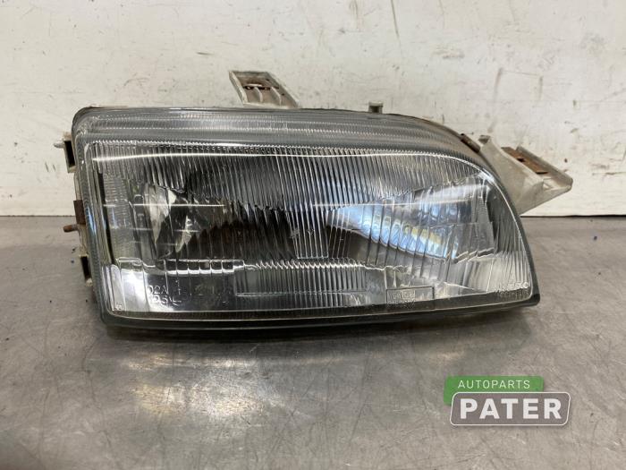Używane Reflektor prawy Fiat Punto I (176) 75,Selecta 1.2 Fire MPI Cena € 21,00 Procedura marży oferowane przez Autoparts Pater