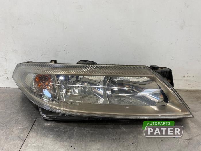 Używane Reflektor prawy Renault Laguna II (BG) 1.8 16V Cena € 31,50 Procedura marży oferowane przez Autoparts Pater