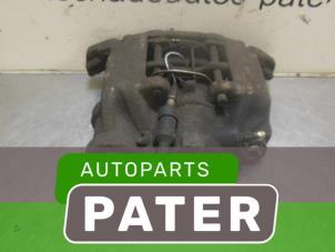 Używane Zacisk hamulcowy lewy tyl Mercedes Vito (638.0) 2.3 114 16V Cena € 19,06 Z VAT oferowane przez Autoparts Pater