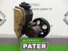 Power steering pump from a Opel Vectra B (36) 1.8 16V Ecotec 2000