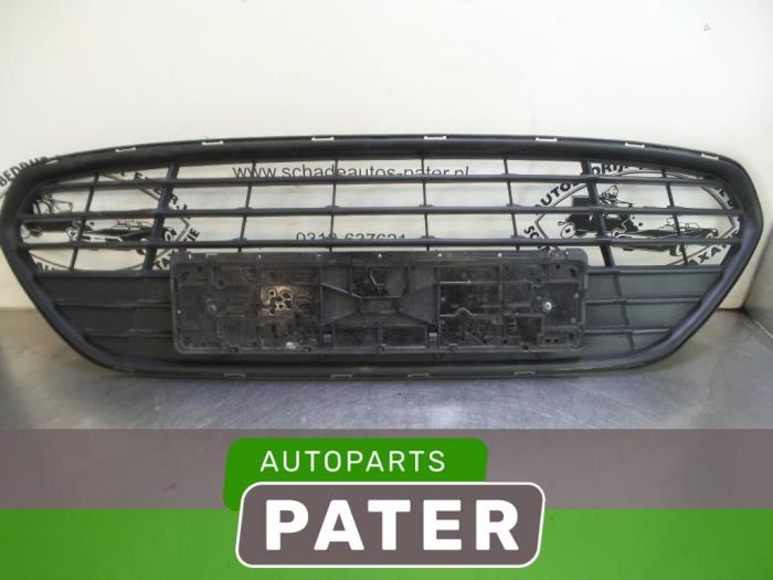 Bumper grille from a Ford Mondeo IV Wagon 2.0 16V 2011