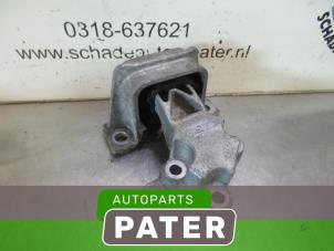 Engine mount from a Renault Twingo II (CN) 1.2 16V 2010
