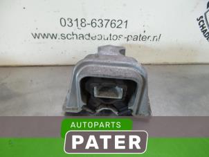 Engine mount from a Renault Twingo II (CN) 1.2 16V 2010