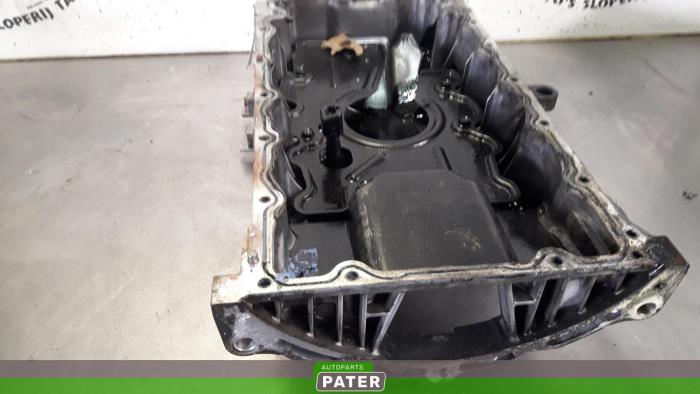 Usagé Couvercle carter Hyundai i30 Crosswagon (WWH) 1.6 CRDi 16V VGT LP Prix € 52,50 Règlement à la marge proposé par Autoparts Pater