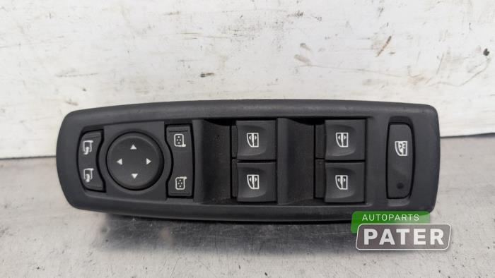 Usados Interruptor combinado de ventanillas Renault Megane III Grandtour (KZ) 1.5 dCi 110 Precio € 15,75 Norma de margen ofrecido por Autoparts Pater