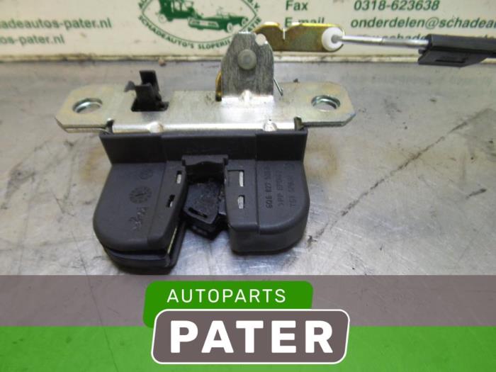 Tailgate lock mechanism from a Volkswagen Polo IV (9N1/2/3) 1.4 16V 2003