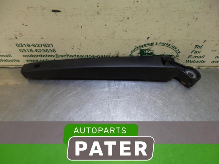Rear wiper arm from a Volkswagen Polo V (6R) 1.4 TDI DPF BlueMotion technology 2014
