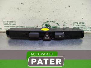 Usagé Bouton de warning Opel Astra H (L48) 1.6 16V Twinport Prix € 26,25 Règlement à la marge proposé par Autoparts Pater
