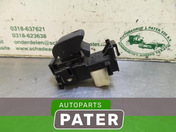 Electric window switch from a Toyota Yaris II (P9) 1.3 16V VVT-i 2006