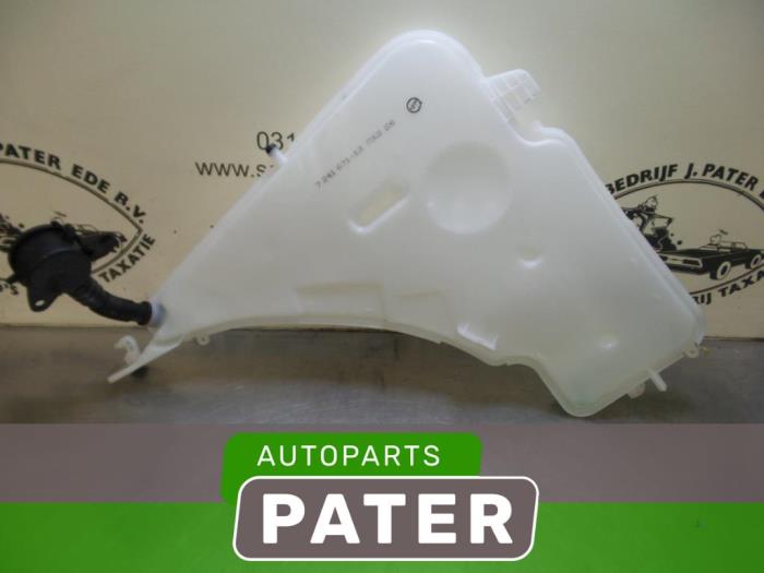Front windscreen washer reservoir from a BMW 3 serie Gran Turismo (F34) 320d 2.0 16V 2015