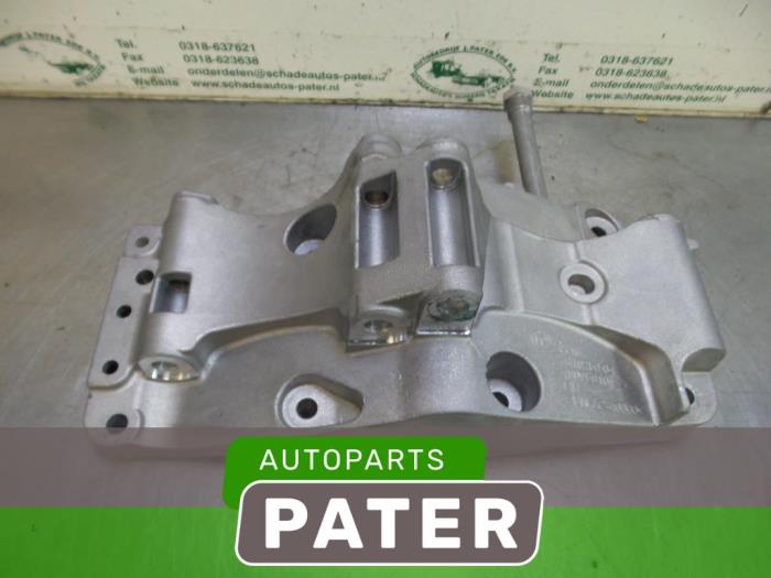 Air conditioning bracket from a BMW 3 serie Gran Turismo (F34) 320d 2.0 16V 2015