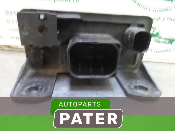 Used Mercedes E (W211) 2.2 E220 CDI 16V Glow plug relay 0255452832