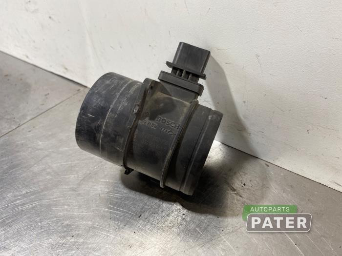 Luftmassenmesser van een Volkswagen Transporter T5 1.9 TDi 2005