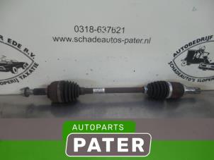Used Front drive shaft, left Renault Clio III (BR/CR) 1.2 16V 75 Price € 42,00 Margin scheme offered by Autoparts Pater
