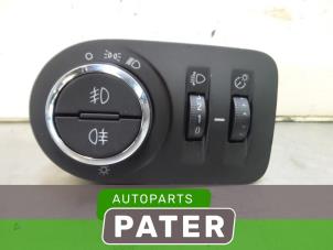 Usados Interruptor de luz Opel Corsa D 1.4 16V Twinport Precio € 42,00 Norma de margen ofrecido por Autoparts Pater