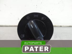 Usados Interruptor de luz Volkswagen CrossPolo (9N3) 1.4 16V 100 Precio € 15,75 Norma de margen ofrecido por Autoparts Pater