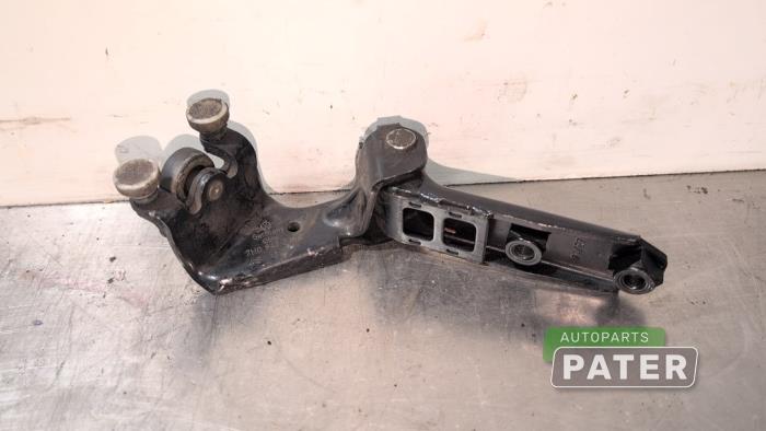 Sliding door middle roller runner