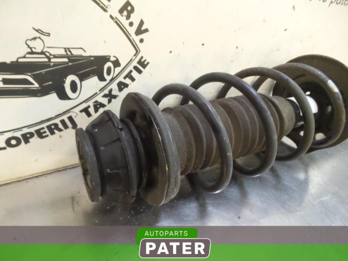 Front shock absorber rod, right from a Citroën C1 1.0 12V 2013