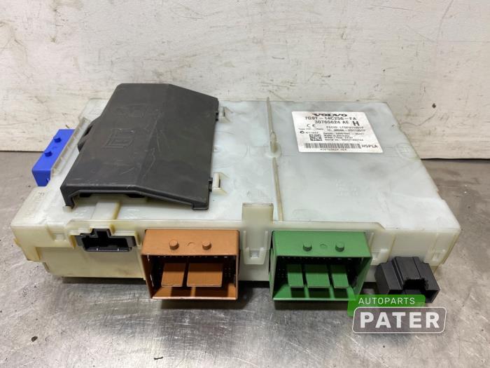 2007 volvo xc90 cigarette lighter fuse 2004 12v sockets, radio, passenger power seat stopped working Relay for ACC fuses in