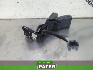 Used Rear seatbelt buckle, centre Renault Clio IV Estate/Grandtour (7R) 0.9 Energy TCE 12V Price € 36,75 Margin scheme offered by Autoparts Pater