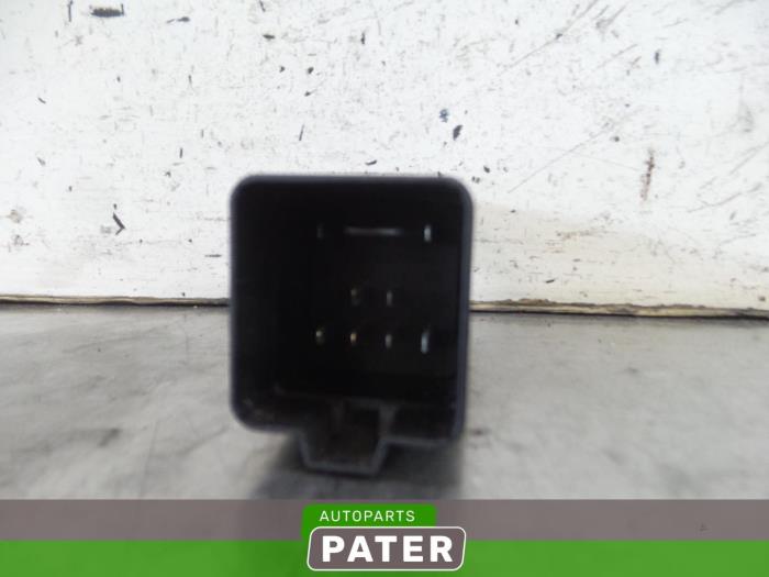 Glow plug relay Volkswagen Caddy Combi III 1.6 TDI 16V 0281003038