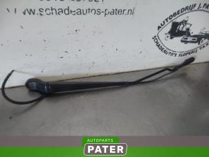 Used Front wiper arm Mercedes Vito (639.6) 3.0 120 CDI V6 24V Price € 31,76 Inclusive VAT offered by Autoparts Pater