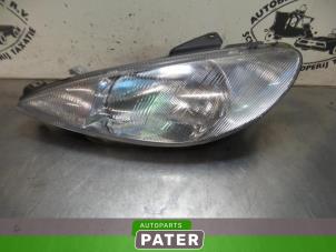 Używane Reflektor lewy Peugeot 206 (2A/C/H/J/S) 1.6 XS,XT Cena € 21,00 Procedura marży oferowane przez Autoparts Pater