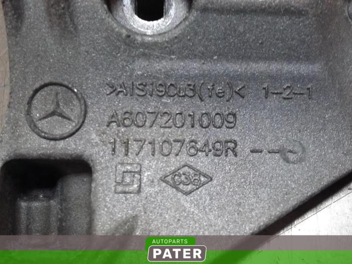 Air conditioning bracket from a Mercedes-Benz CLA (117.3) 1.5 CLA-180 CDI, 180 d 16V 2017