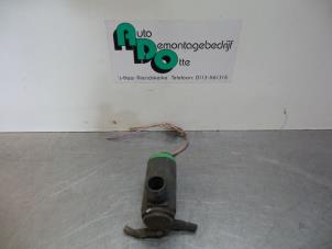 Used Windscreen washer pump Peugeot 206 (2A/C/H/J/S) 1.6 16V Price € 10,00 Margin scheme offered by Autodemontagebedrijf Otte
