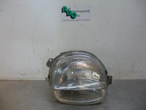 Używane Reflektor prawy Renault Twingo (C06) 1.2 Cena € 15,00 Procedura marży oferowane przez Autodemontagebedrijf Otte