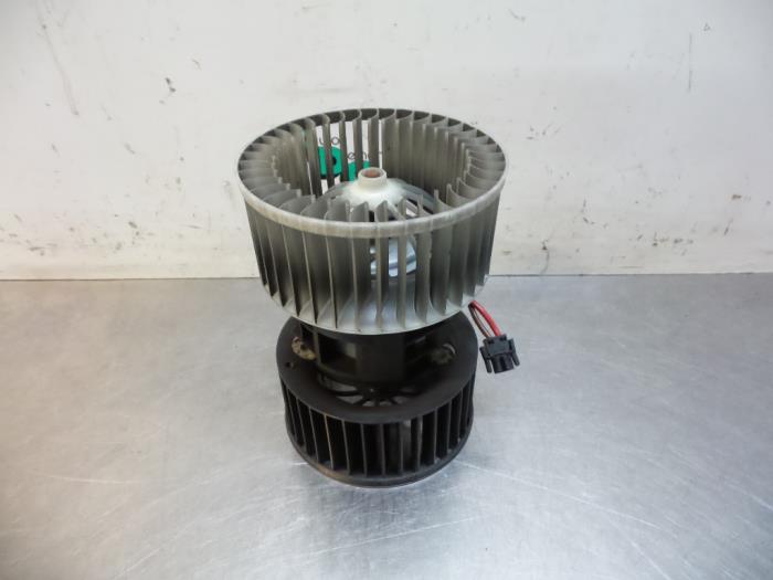 Heating and ventilation fan motor from a BMW 3 serie Compact (E46/5) 316ti 16V 2001