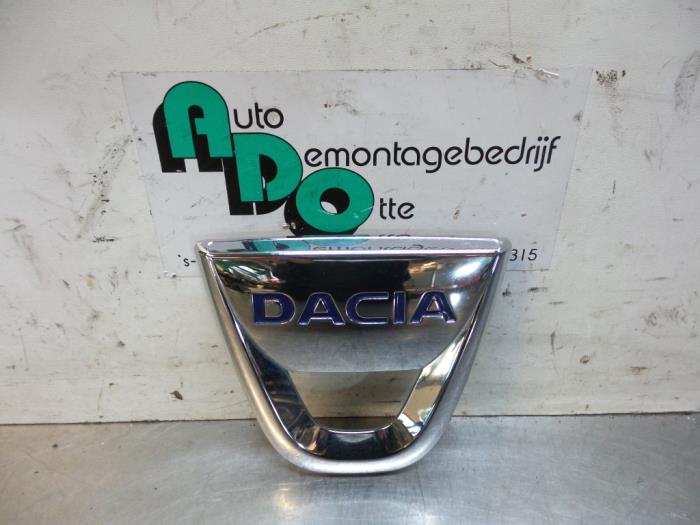 Używane Emblemat Dacia Logan MCV II/III/Sandero Wagon 1.5 dCi 90 Cena € 25,00 Procedura marży oferowane przez Autodemontagebedrijf Otte
