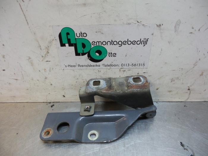 Bonnet Hinge from a Nissan Almera (N16) 1.5 dCi 2003