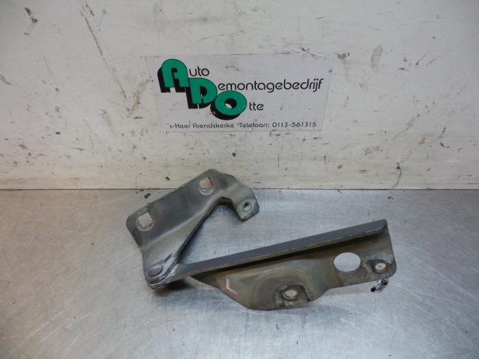 Bonnet Hinge from a Nissan Almera (N16) 1.5 dCi 2003