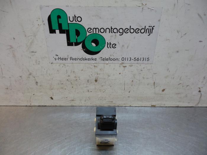 Usados Interruptor de ventanilla eléctrica Jeep Cherokee/Liberty (KJ) 2.5 CRD 16V Precio € 15,00 Norma de margen ofrecido por Autodemontagebedrijf Otte