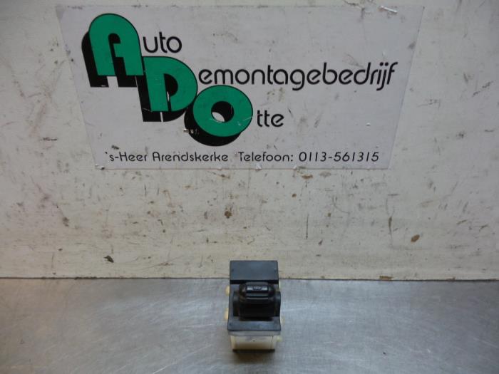 Usados Interruptor de ventanilla eléctrica Jeep Cherokee/Liberty (KJ) 2.5 CRD 16V Precio € 15,00 Norma de margen ofrecido por Autodemontagebedrijf Otte