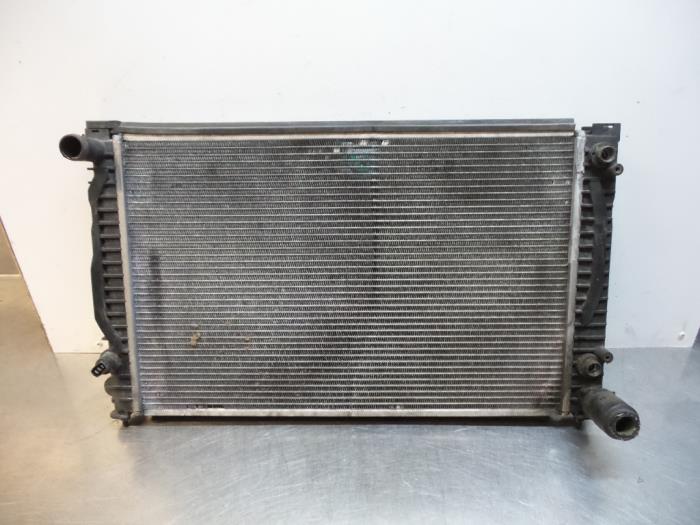 Usagé Radiateur Audi A4 Avant (B5) 2.6 V6 Prix € 40,00 Règlement à la marge proposé par Autodemontagebedrijf Otte