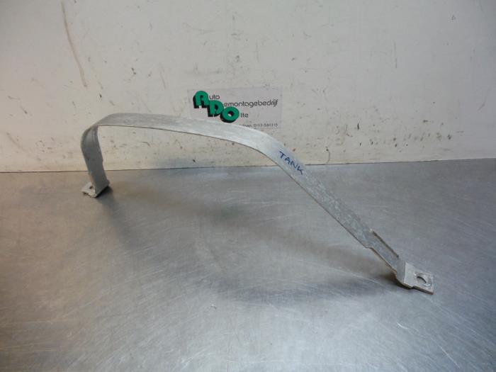 Fuel tank mounting bracket
