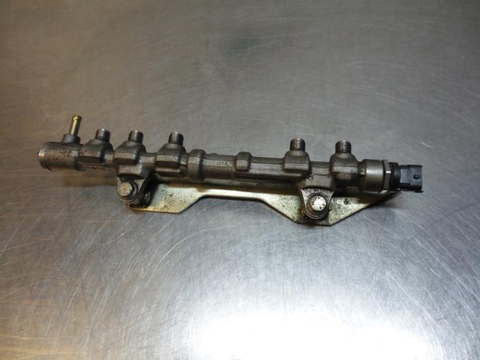Gebrauchte Kraftstoffverteiler Fiat Doblo Cargo (263) 1.3 MJ 16V DPF Euro 5 Preis € 100,00 Margenregelung angeboten von Autodemontagebedrijf Otte