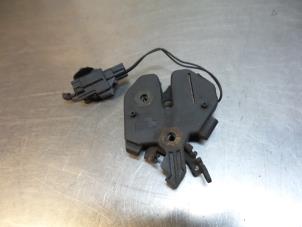 Used Bonnet lock mechanism Volvo V70 (SW) 2.4 D5 20V Price € 25,00 Margin scheme offered by Autodemontagebedrijf Otte