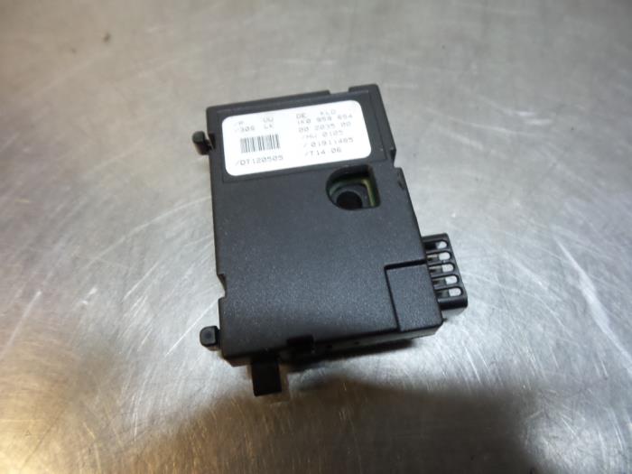 Begagnade Styrboxsensor Volkswagen Caddy III (2KA,2KH,2CA,2CH) 2.0 SDI Pris € 15,00 Marginaltabell erbjuds av Autodemontagebedrijf Otte