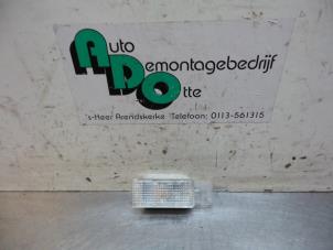 Używane Oswietlenie wewnetrzne przód Volkswagen Caddy III (2KA,2KH,2CA,2CH) 2.0 SDI Cena € 10,00 Procedura marży oferowane przez Autodemontagebedrijf Otte